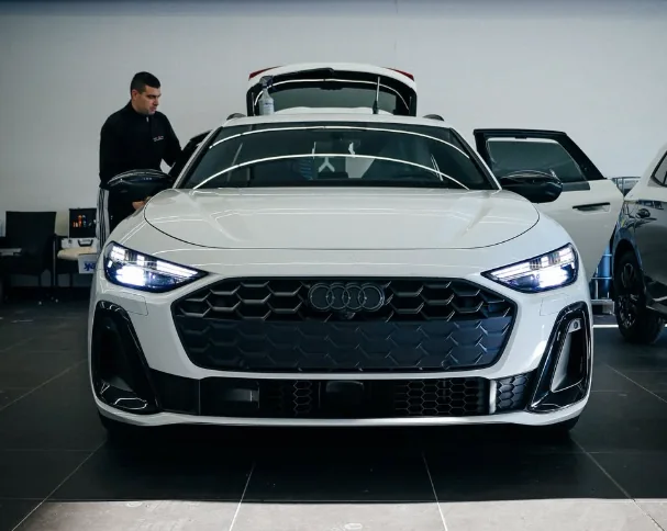 Automobile in officina per una lavorazione Boxer Films