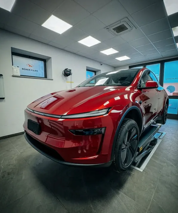 SUV rosso in officina durante una lavorazione
