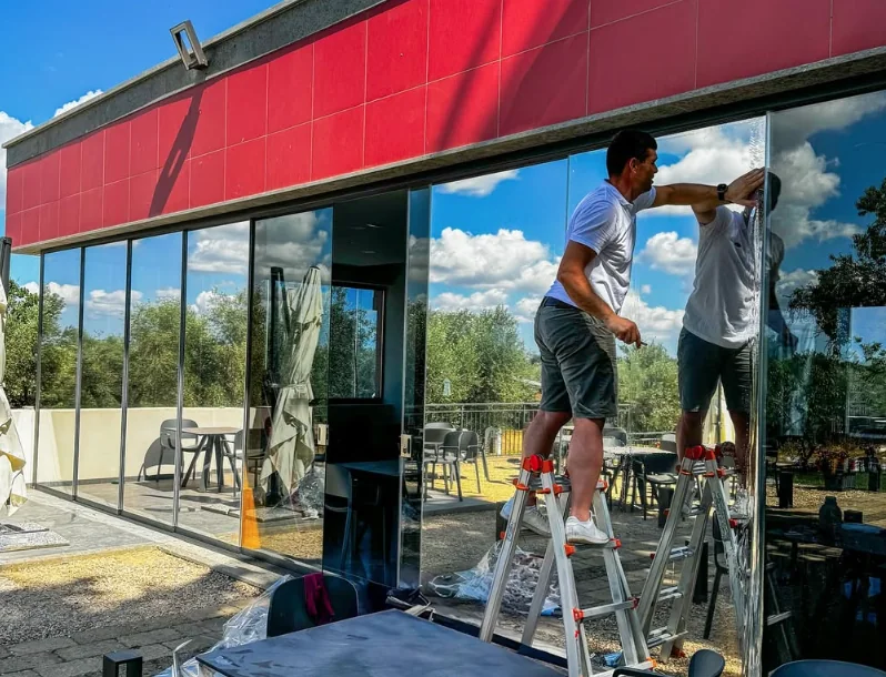 Installazione di pellicole su vetrate di un edificio