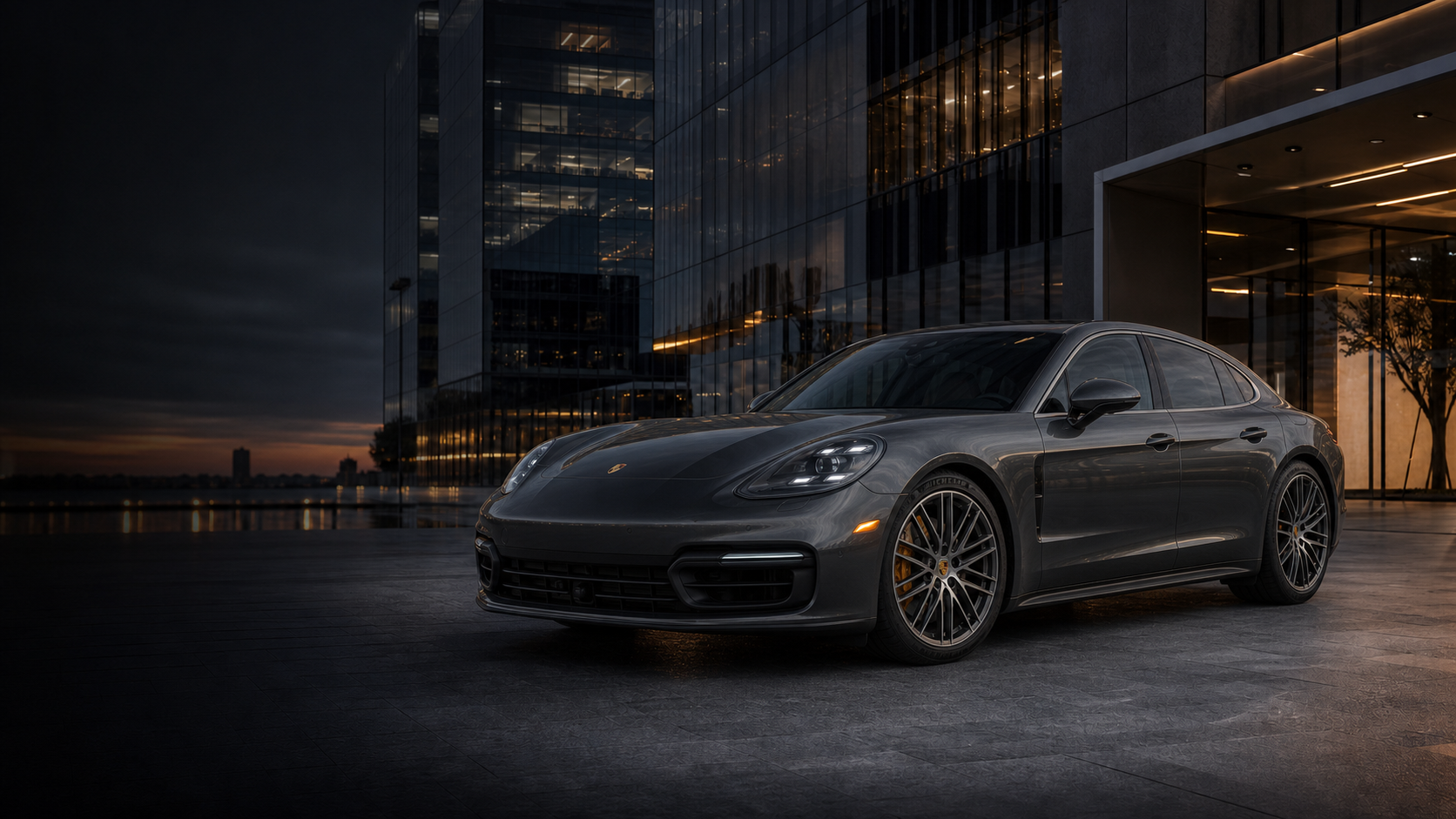 Porsche Panamera con pellicole oscuranti davanti a un edificio contemporaneo